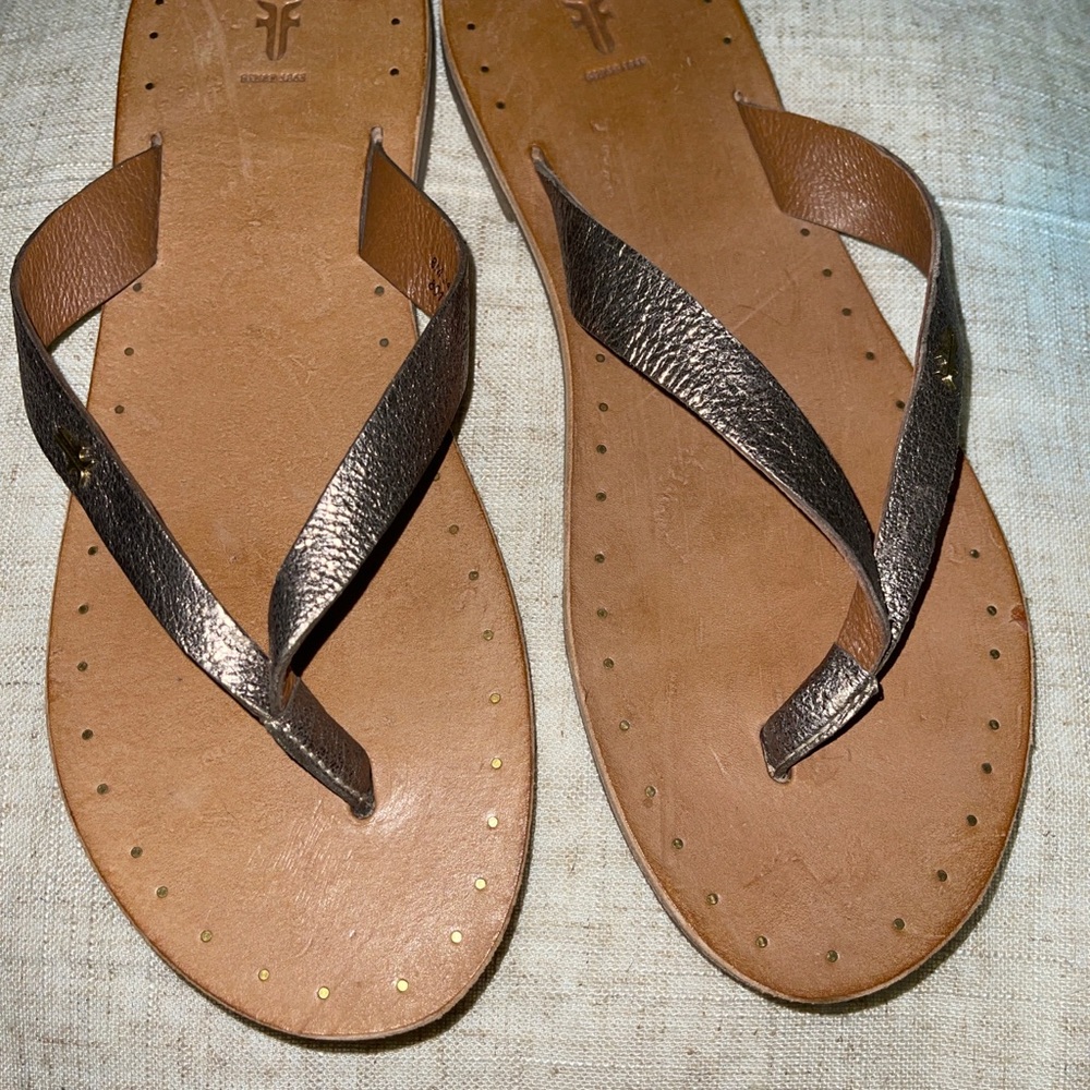 FRYE leather flip flops. Bronze size 8 NWOT - Picture 3 of 4